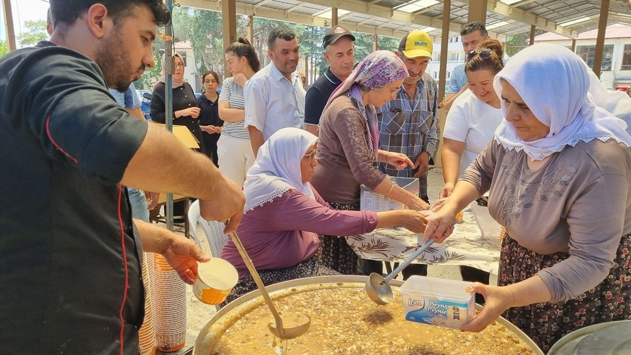 Burdur'da İmece Usulüyle Yapılan Aşure 4 Bin Kişiye İkram Edildi