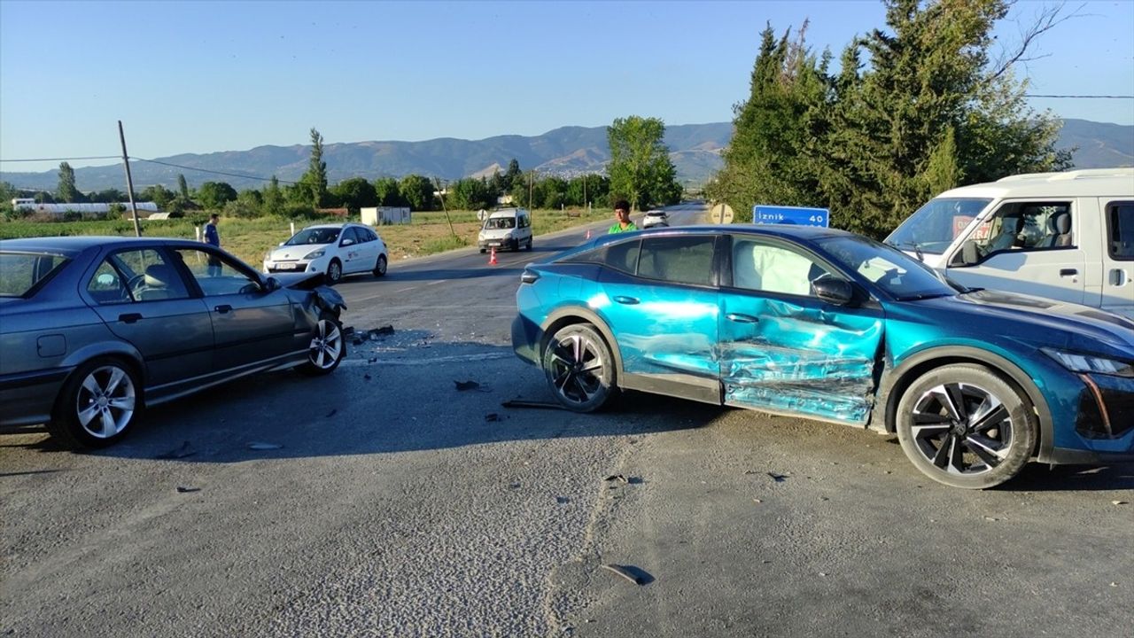 Bursa Orhangazi'de Zincirleme Kaza: 2 Yaralı