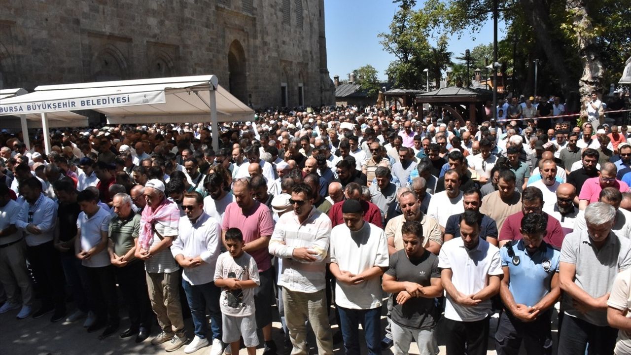 Bursa ve Çevresinde İsmail Heniyye İçin Gıyabi Cenaze Namazı Duygusal Anlarla Gerçekleşti