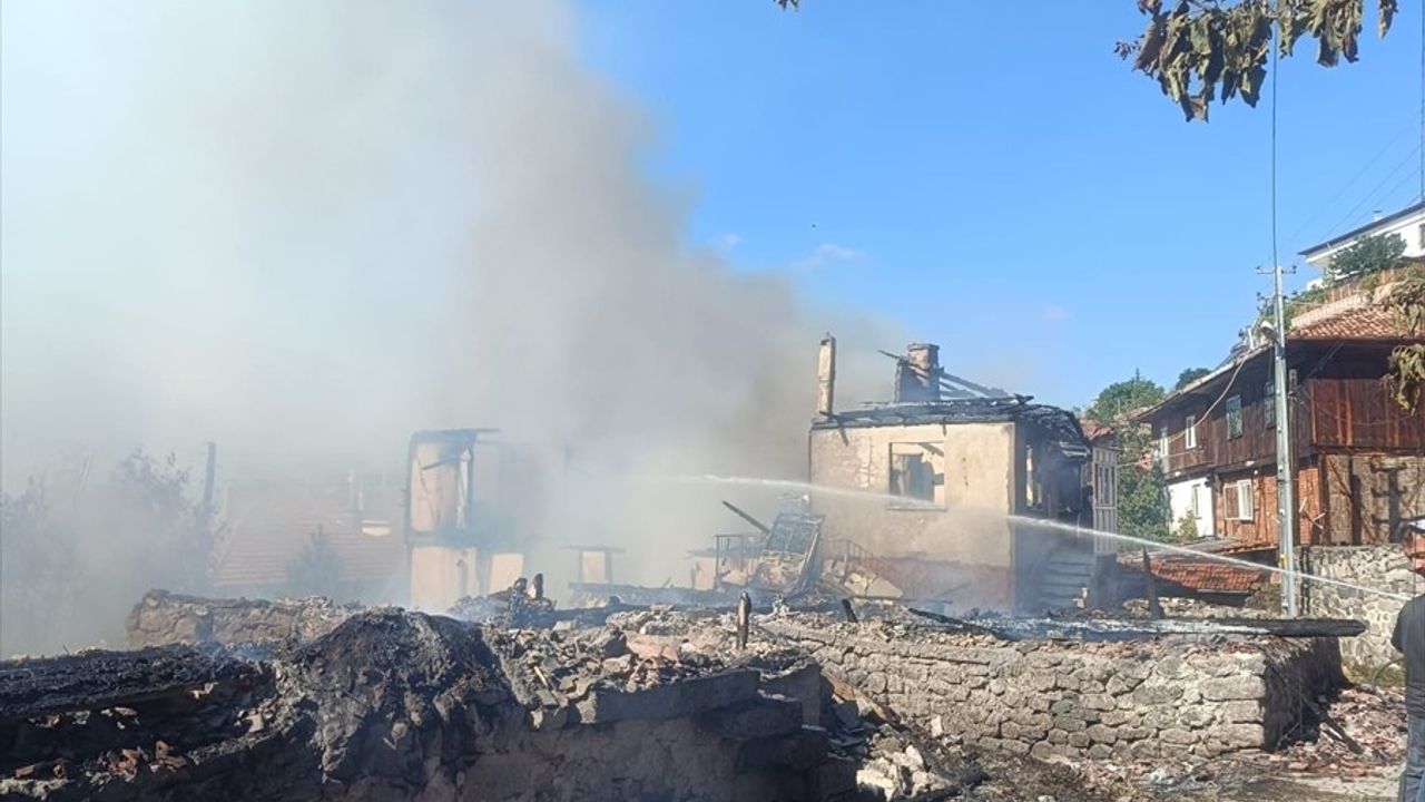 Çankırı'da Yangın Felaketi: 3 Ev Kül Oldu