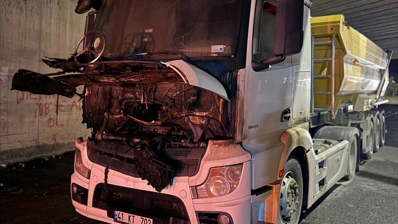 Çekmeköy'de Hafriyat Kamyonunda Yangın Kontrol Altına Alındı