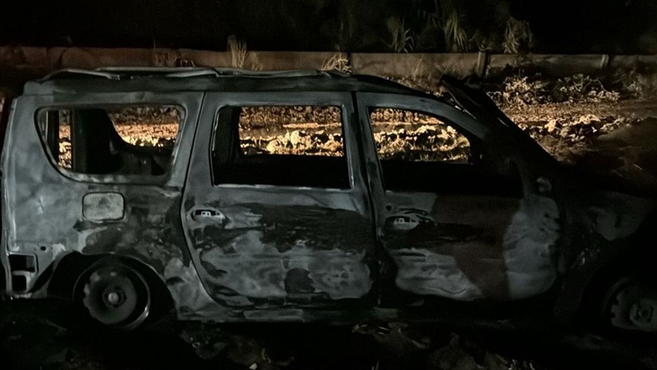 Ceyhan'da Park Halindeki Ticari Araçta Yangın Çıktı