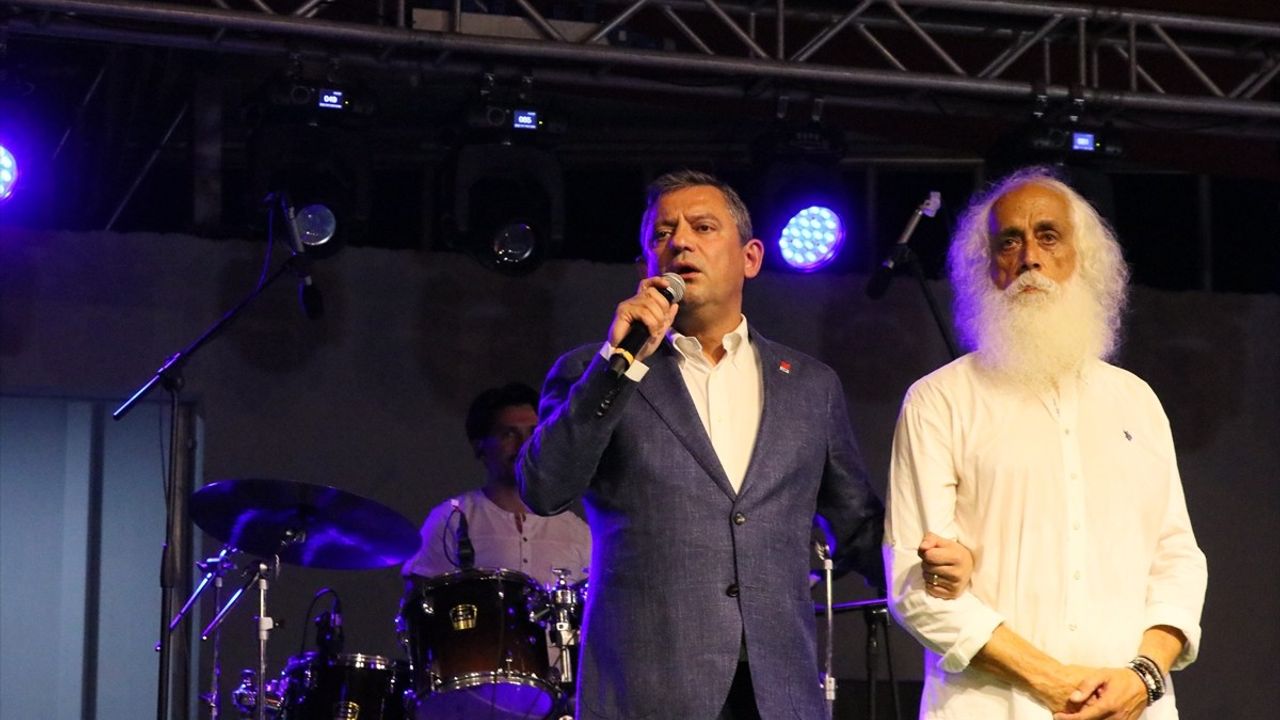 CHP Genel Başkanı Özgür Özel, Aydın'daki Suavi Konserini Destekledi