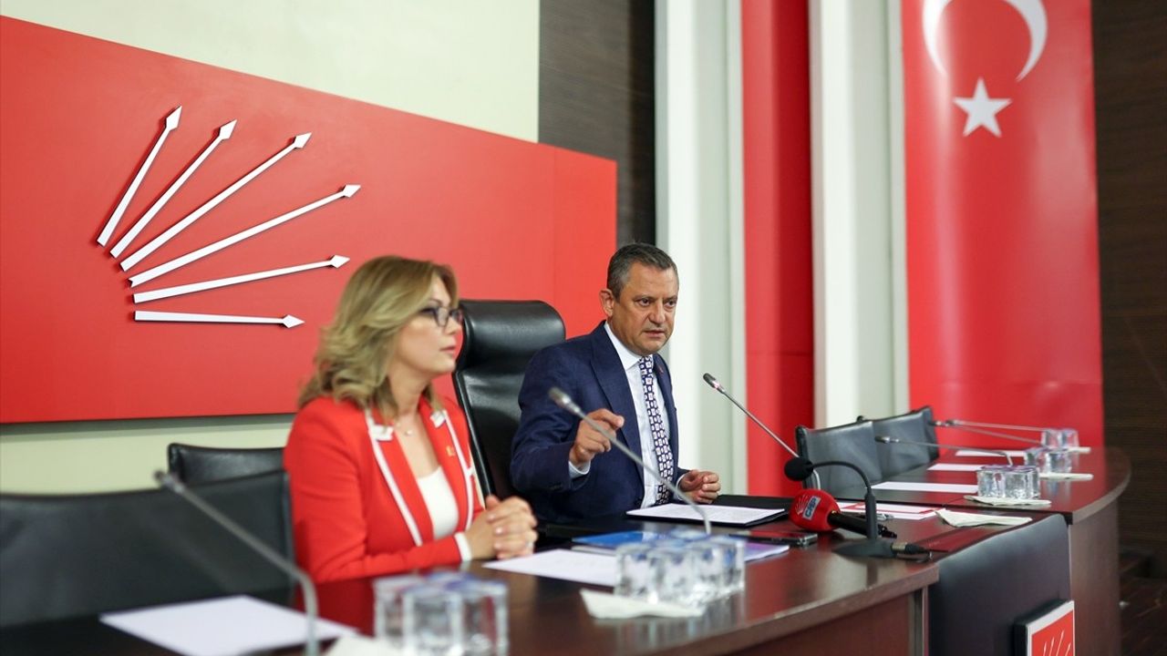 CHP Genel Başkanı Özgür Özel Kadın Kolları Yönetimiyle Buluştu