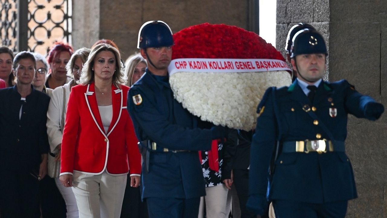 CHP Kadın Kolları Genel Başkanı Asu Kaya Anıtkabir'i Ziyaret Etti
