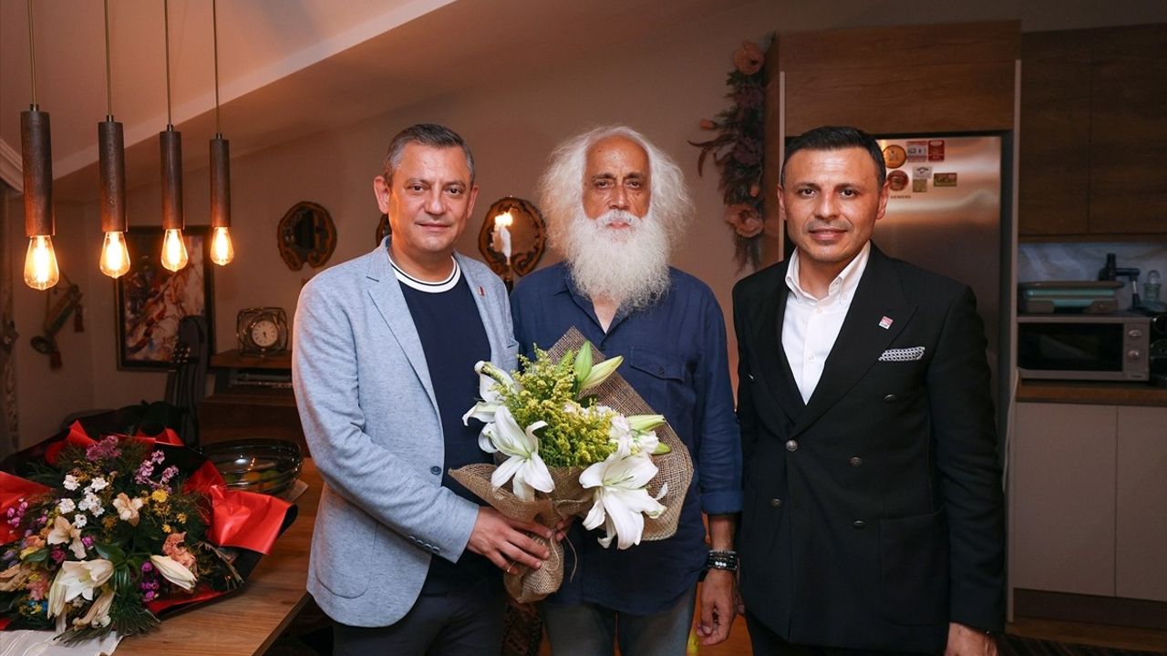 CHP Lideri Özel, Sanatçı Suavi’yi Ziyaret Etti