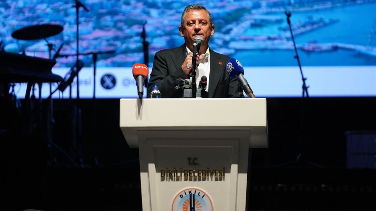 CHP Lideri Özgür Özel, Suavi'nin Konserine Destek Verdi