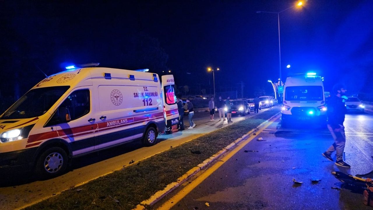 Çorum'da Park Halindeki Araca Çarpan Otomobil Kazası: 3 Yaralı