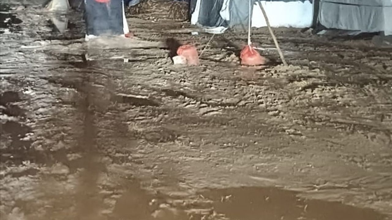 Çorum'da Sağanak Tarım İşçilerinin Çadırlarını Su Bastı