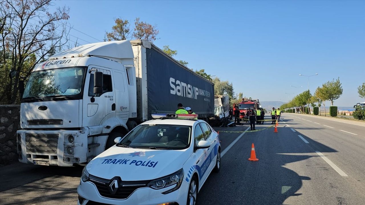 Çorum'da Trafik Kazası: 3 Kişi Hayatını Kaybetti