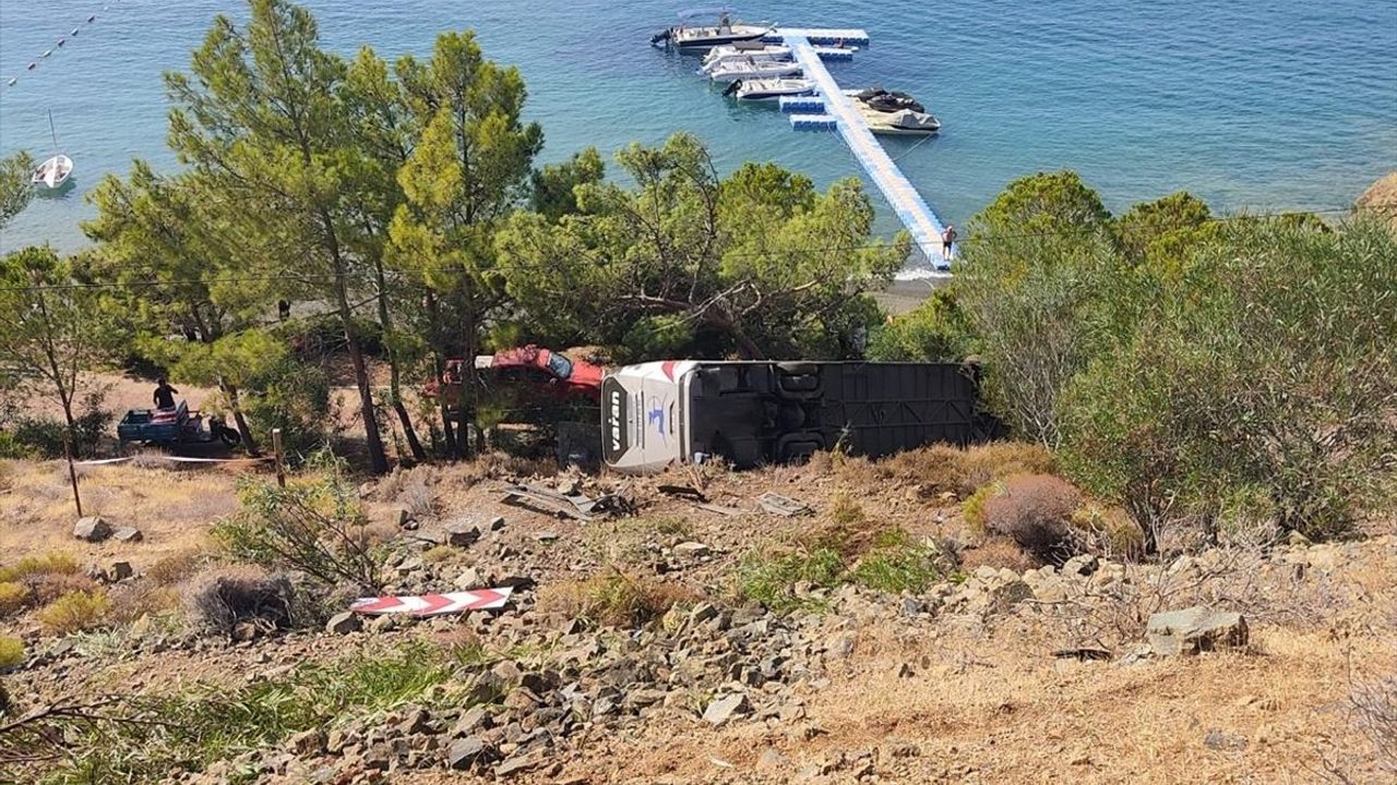 Datça'da Yolcu Otobüsü Şarampole Devrildi, 3 Yaralı