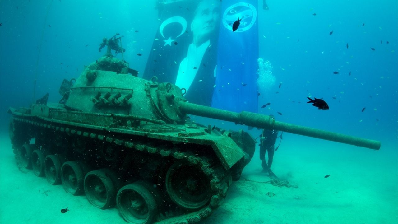 Deniz Altında Büyük Zafer Kutlaması: TSSF Dalgıçları Anıt Tankta Buluştu