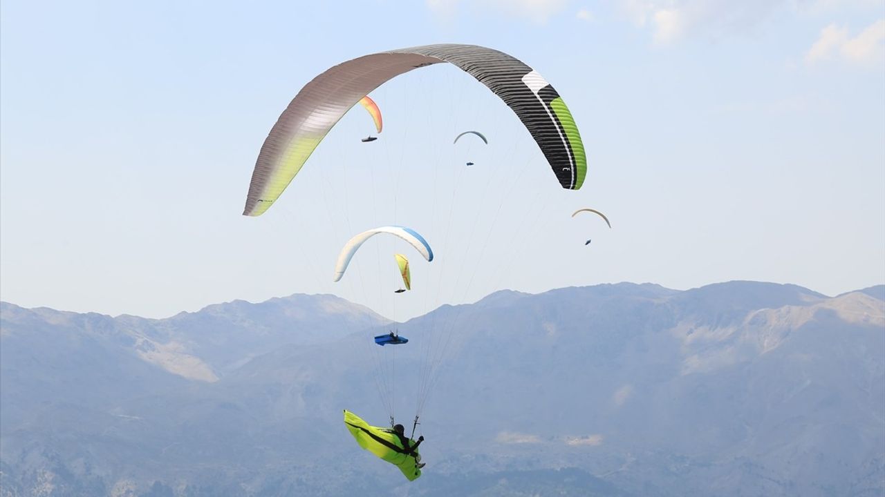 Denizli'de Yamaç Paraşütü Dünya Kupası Devam Ediyor