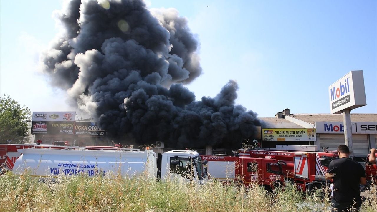 Diyarbakır'da 3. Sanayi Sitesi'nde Yangın Kontrol Altına Alındı