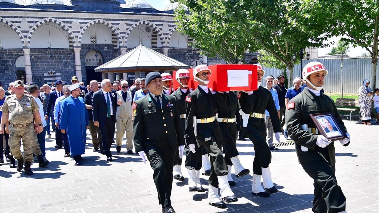 Diyarbakır'da Kore Gazisi Aziz Gönülalan Son Yolculuğuna Uğurlandı
