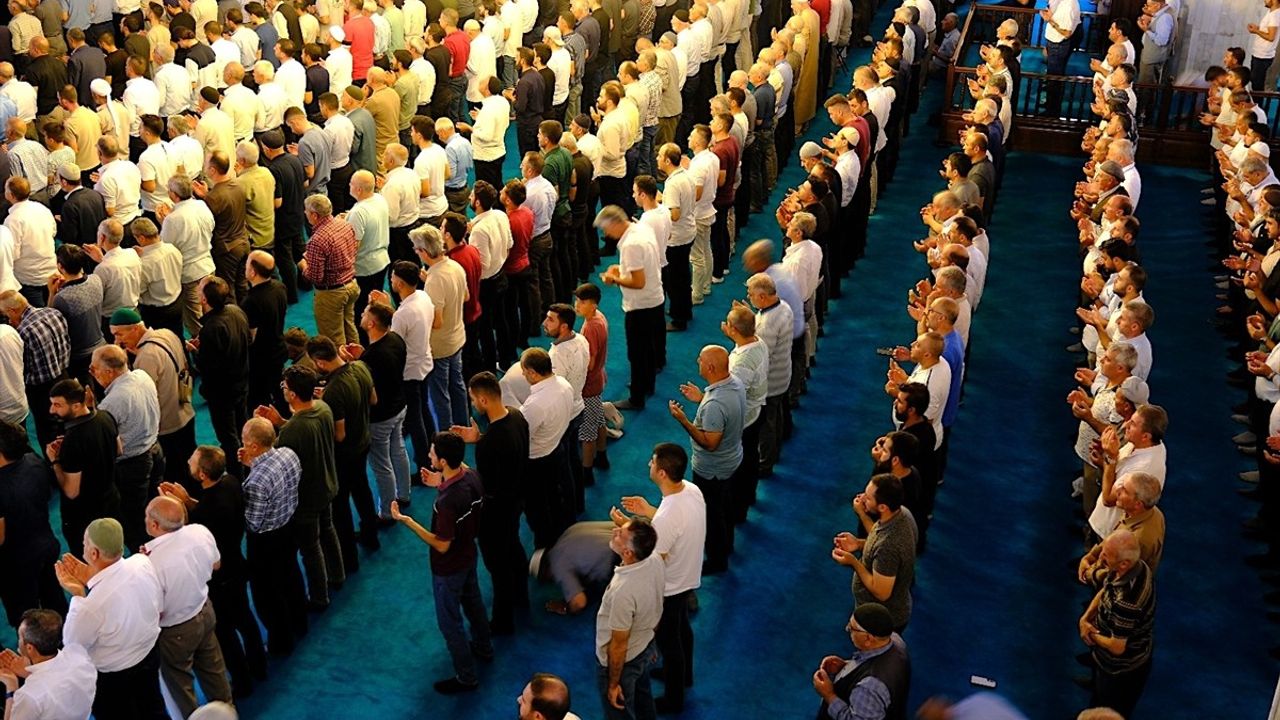 Doğu Anadolu'da İsmail Heniyye İçin Gıyabi Cenaze Namazları