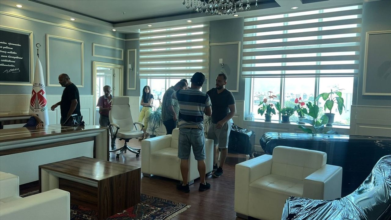 Döşemealtı Belediye Başkanı Menderes Dal'ın Makam Eşyalarına Haciz Uygulandı