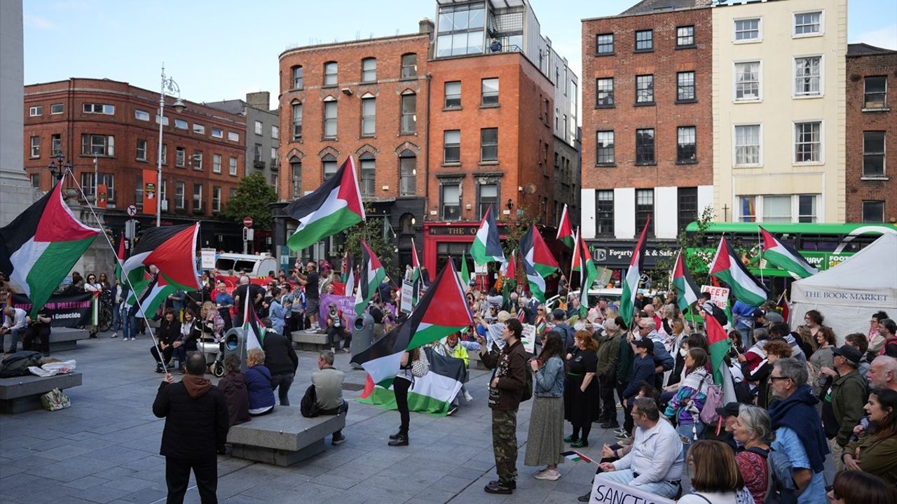 Dublin'de İsrail'in Gazze Saldırıları Protesto Edildi
