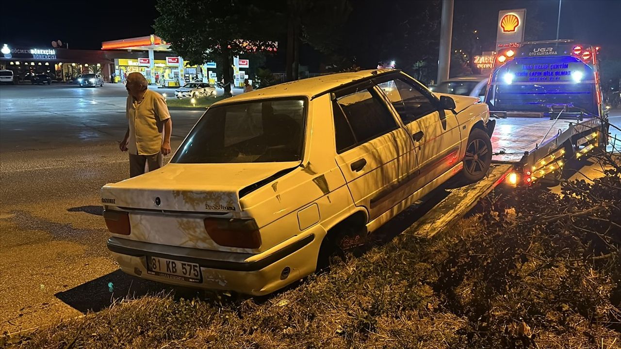 Düzce'de Köpeğe Çarpmamak İçin Manevra Yapan Araçta 3 Yaralı