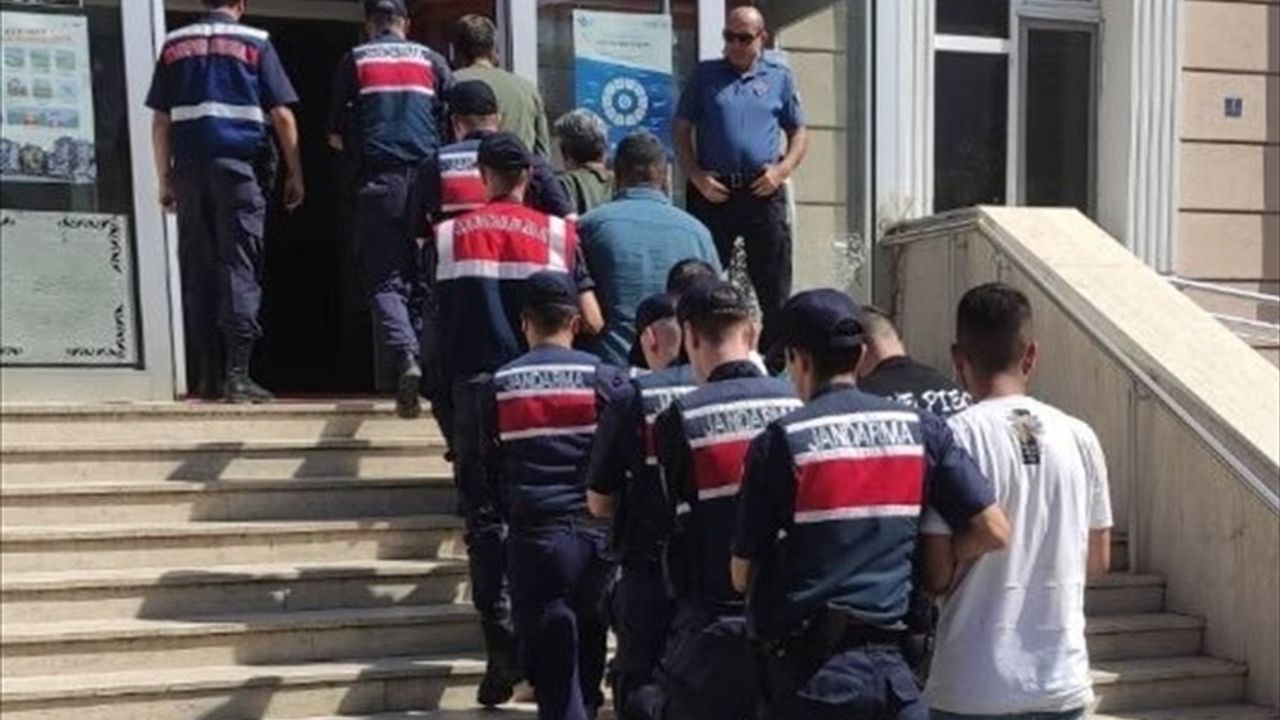 Edirne'de FETÖ Üyesi 3 Kişi ile 5 Zanlı Yunanistan'a Kaçmaya Çalışırken Tutuklandı