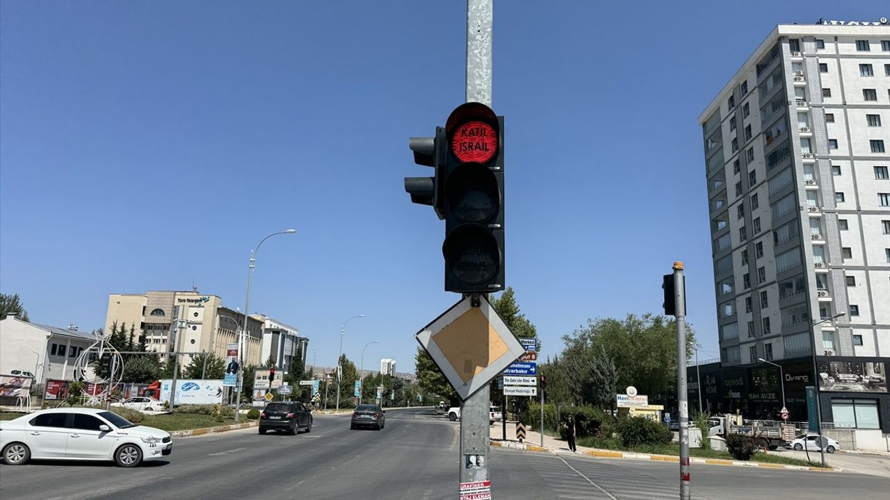 Elazığ'da İsrail Protestosu: Trafik Işıkları Mesaj Veriyor