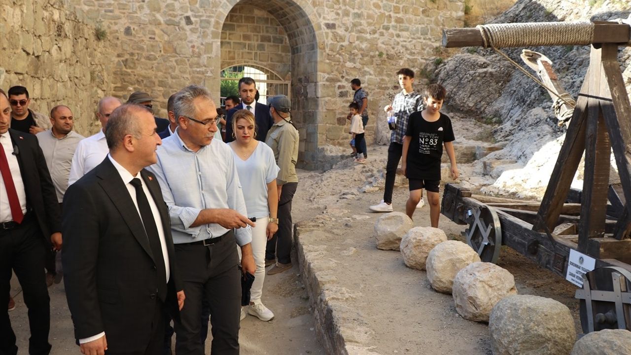 Elazığ Valisi Numan Hatipoğlu, Harput Kalesi'ndeki Kazı Çalışmalarını İnceledi
