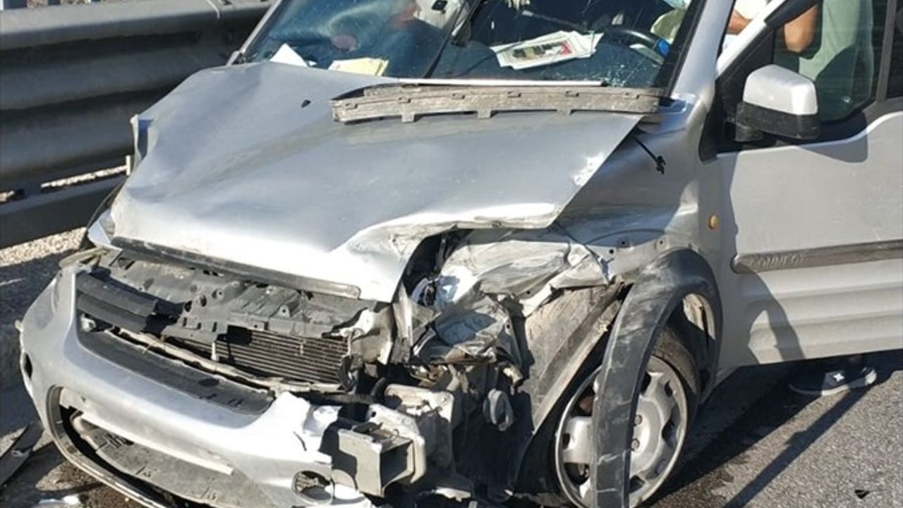 Erzincan'da Bariyere Çarpan Hafif Ticari Araçta 7 Yaralı