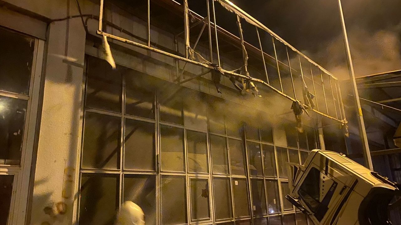 Erzincan'da Oto Tamirhanesinde Yangın Kontrol Altına Alındı