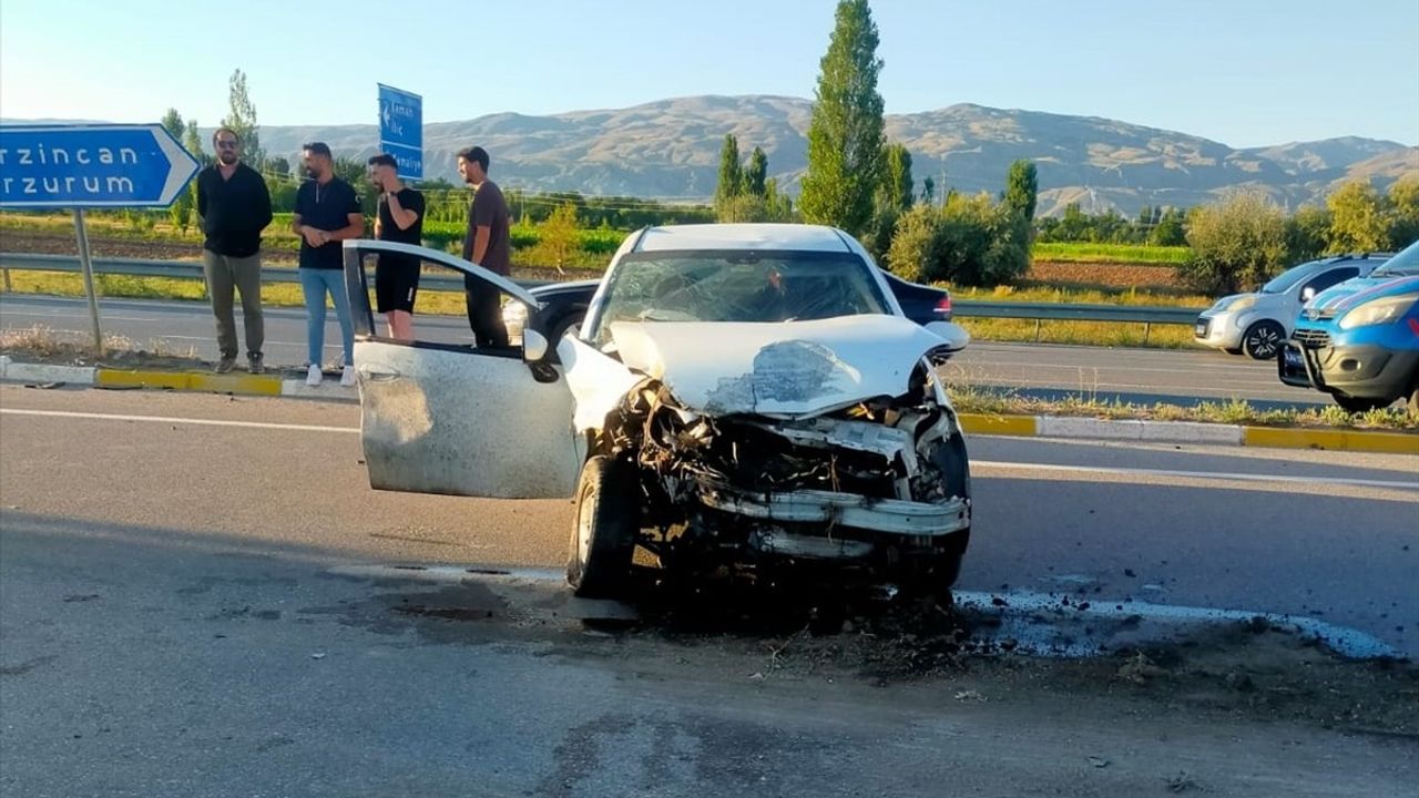 Erzincan'da Trafik Kazası: 8 Yaralı