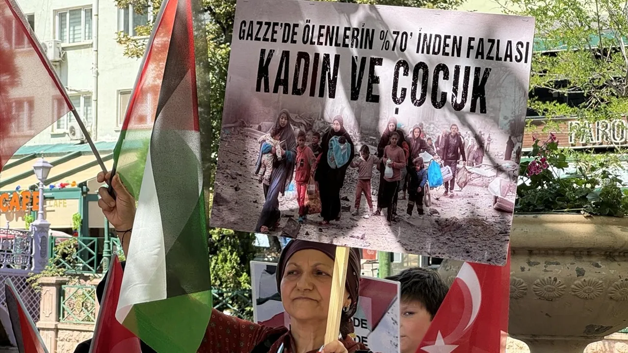 Eskişehir'de Sağlık Çalışanları Gazze İçin Sessiz Yürüyüş Düzenledi