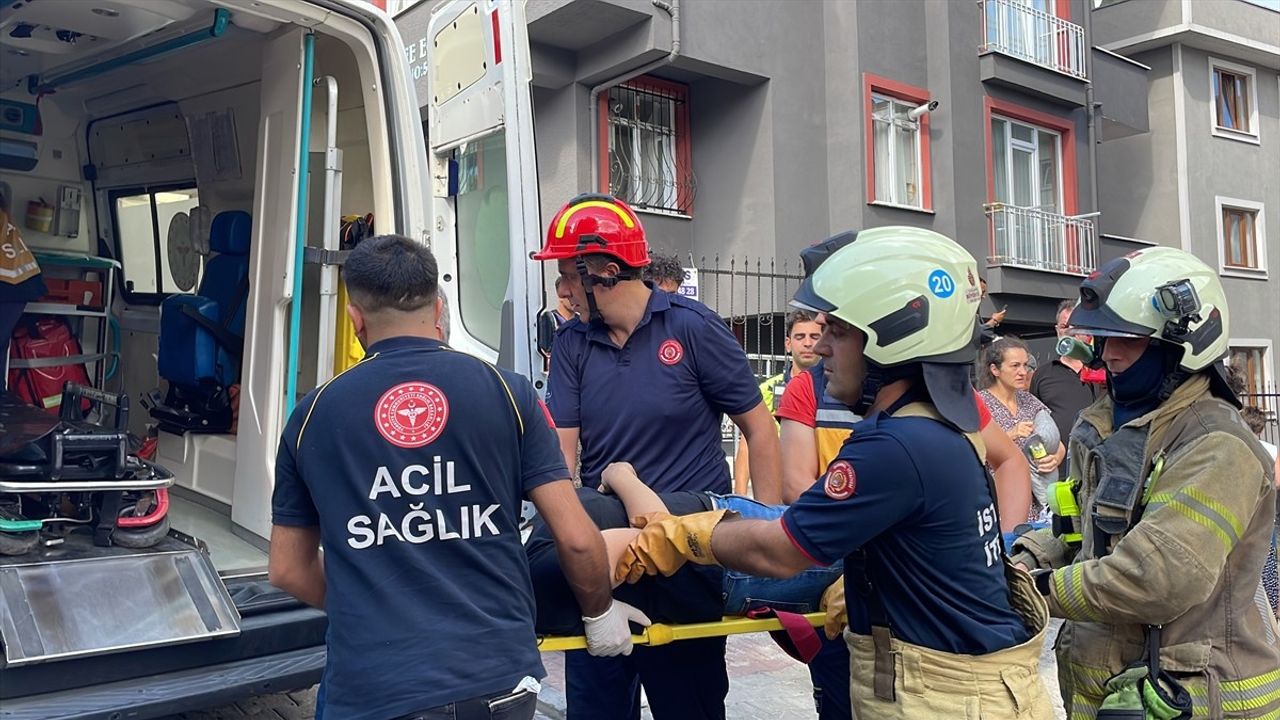 Eyüpsultan'da Otopark Kazası: Sürücü Devrilen Aracından Yaralı Çıktı