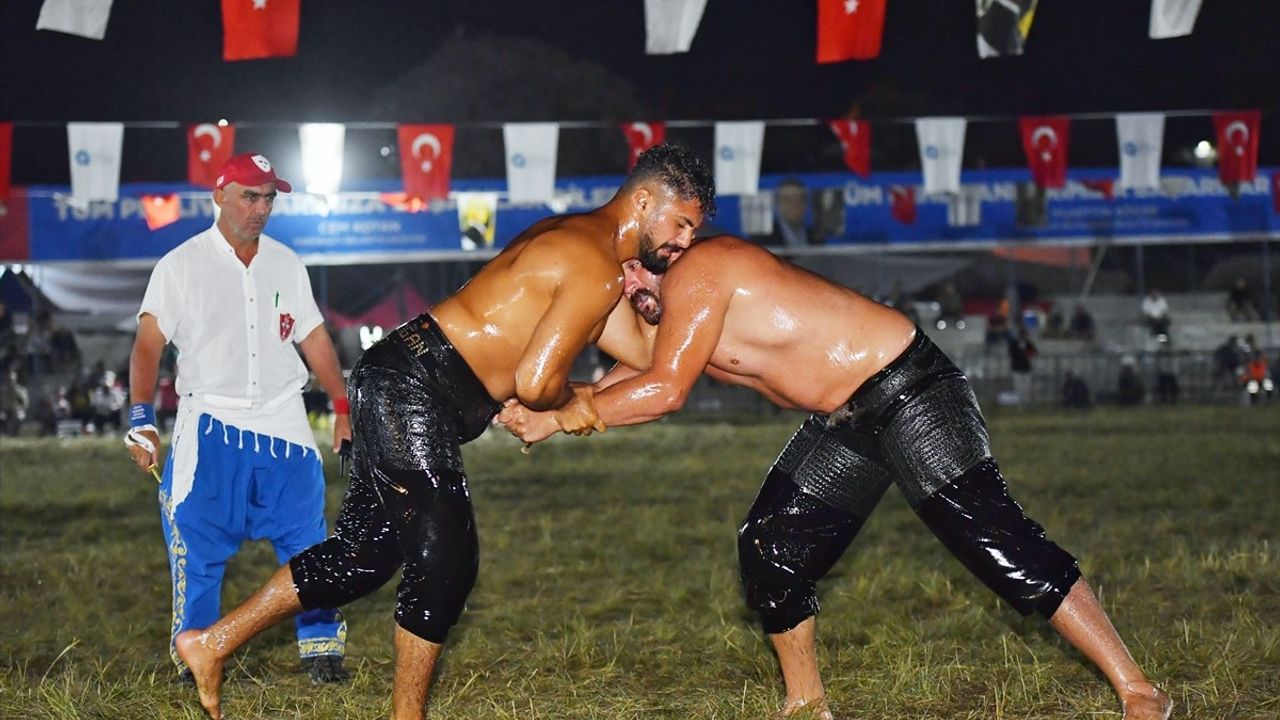 Feslikan Yağlı Güreşleri'nde Enes Doğan Başpehlivan Oldu