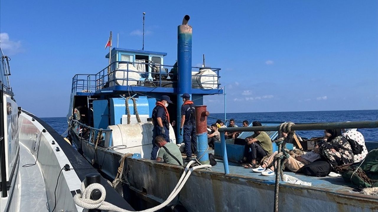 Fethiye'de Balıkçı Teknesinde 120 Düzensiz Göçmen Yakalandı