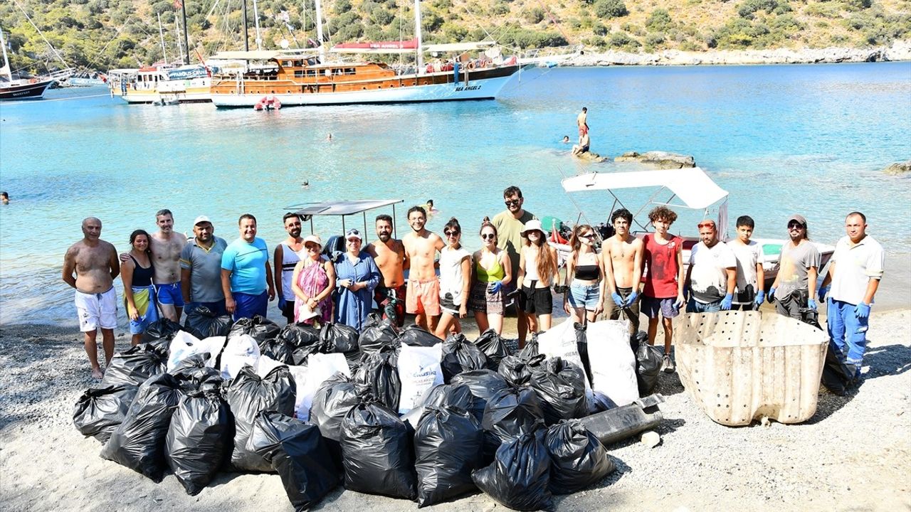 Fethiye'de Deniz Kıyısında Temizlik Faaliyeti: 50 Torba Çöp Toplandı