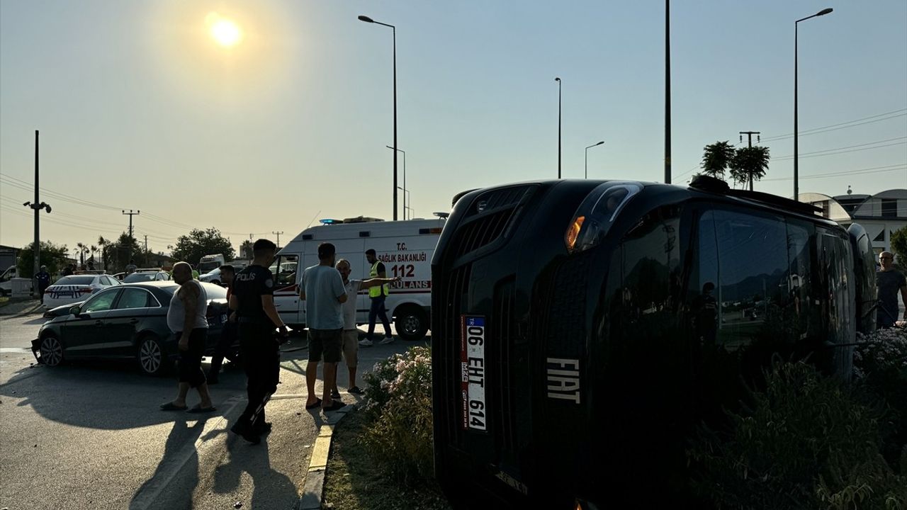 Fethiye'de Otomobil ile Minibüs Çarpıştı: 7 Yaralı