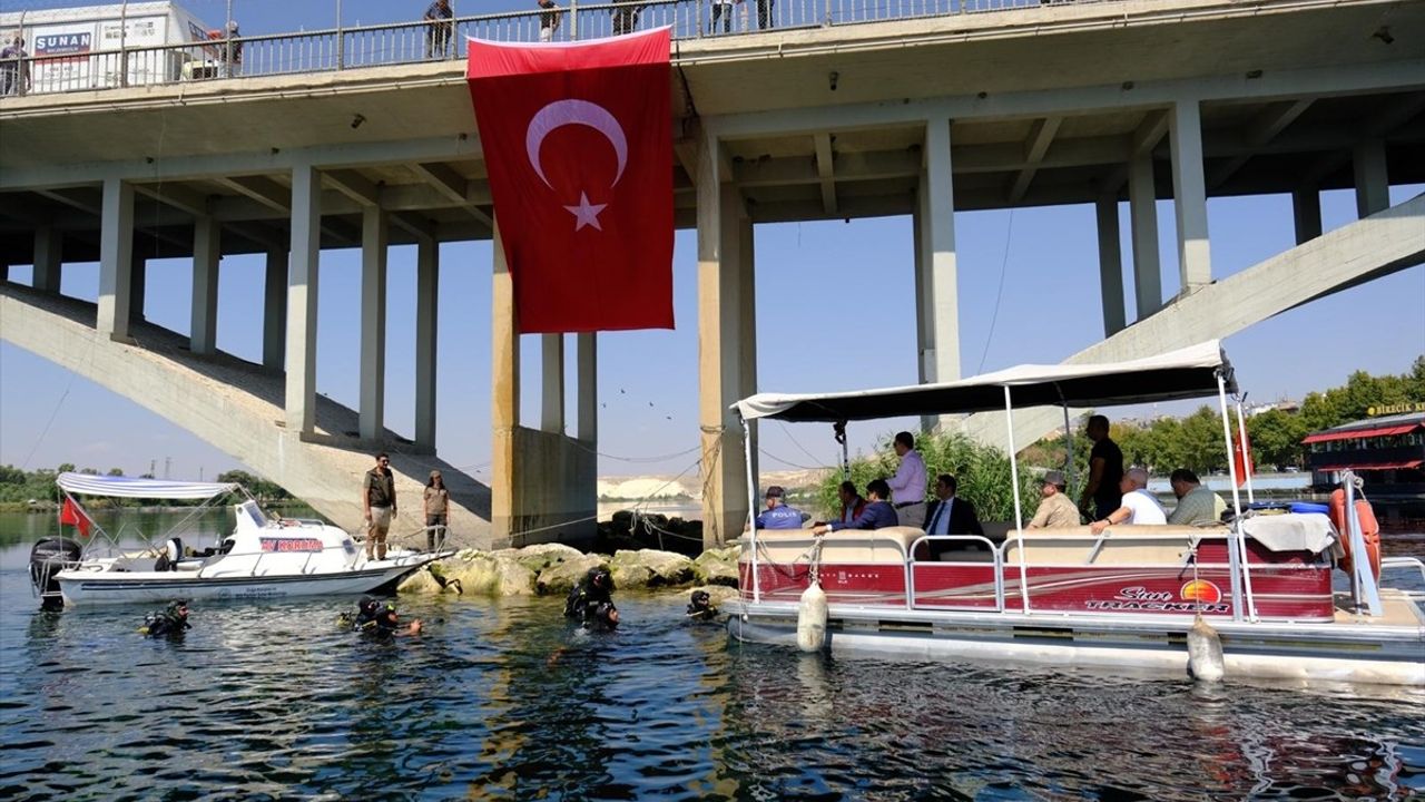 Fırat Nehri'nde Dalgıçlardan 30 Ağustos Kutlaması