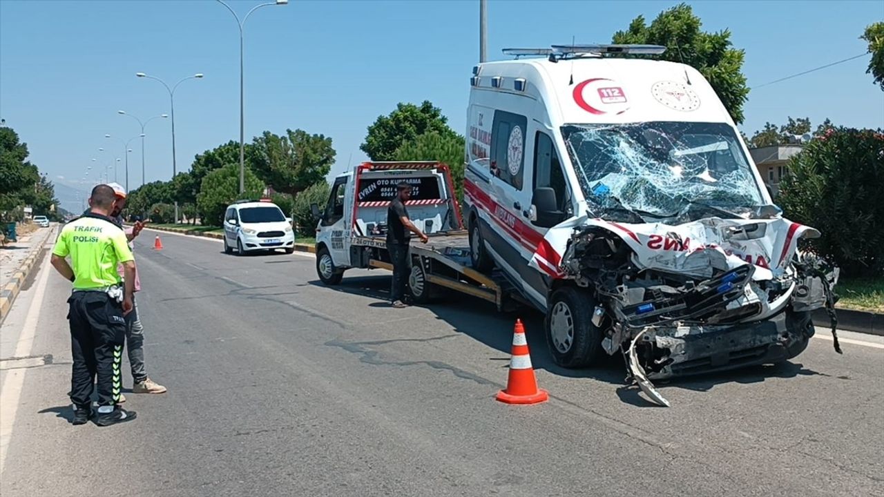 Gaziantep'te Ambulans ile Tanker Çarpıştı: 3 Sağlık Görevlisi Yaralandı