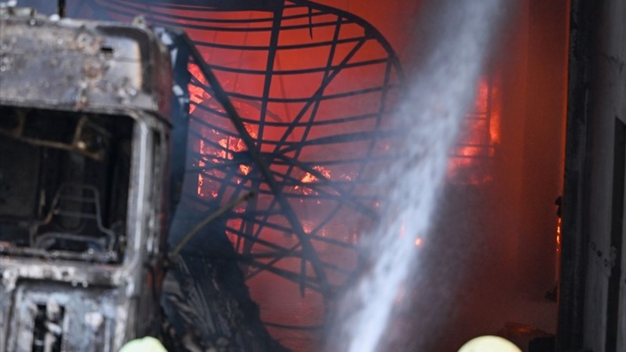 Gaziantep'teki Halı Fabrikası Yangını Kontrol Altına Alındı