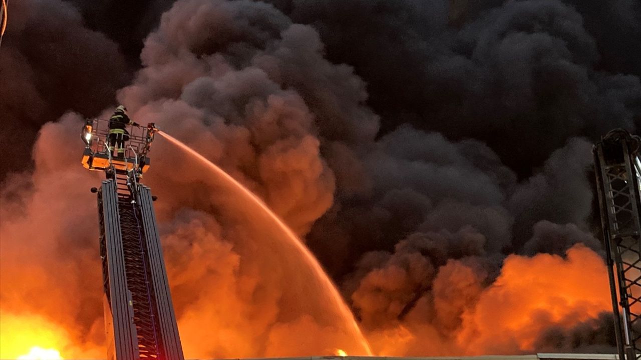Gaziantep'teki Halı Fabrikasında Yangın Çıktı