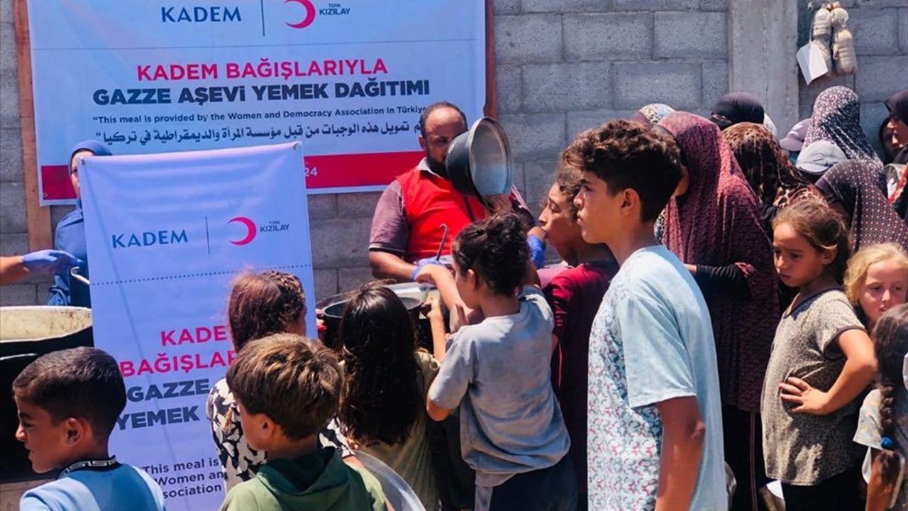 GAZZE'DE ACILARA UMUT OLACAK YEMEK DAĞITIMI