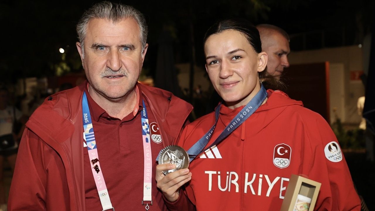Gençlik ve Spor Bakanı, Olimpiyat İkincisi Hatice Akbaş'ı Kutladı
