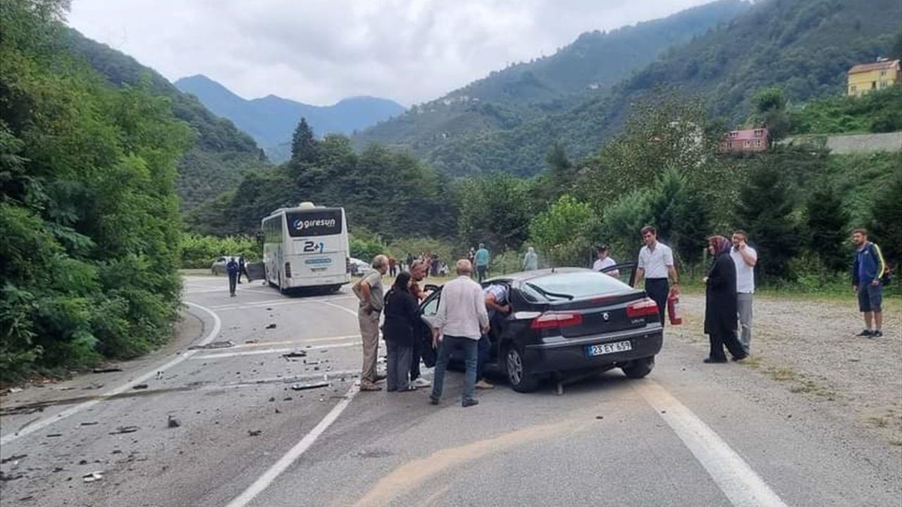 Giresun'da Otobüsle Çarpışan Otomobilin Sürücüsü Yaralandı
