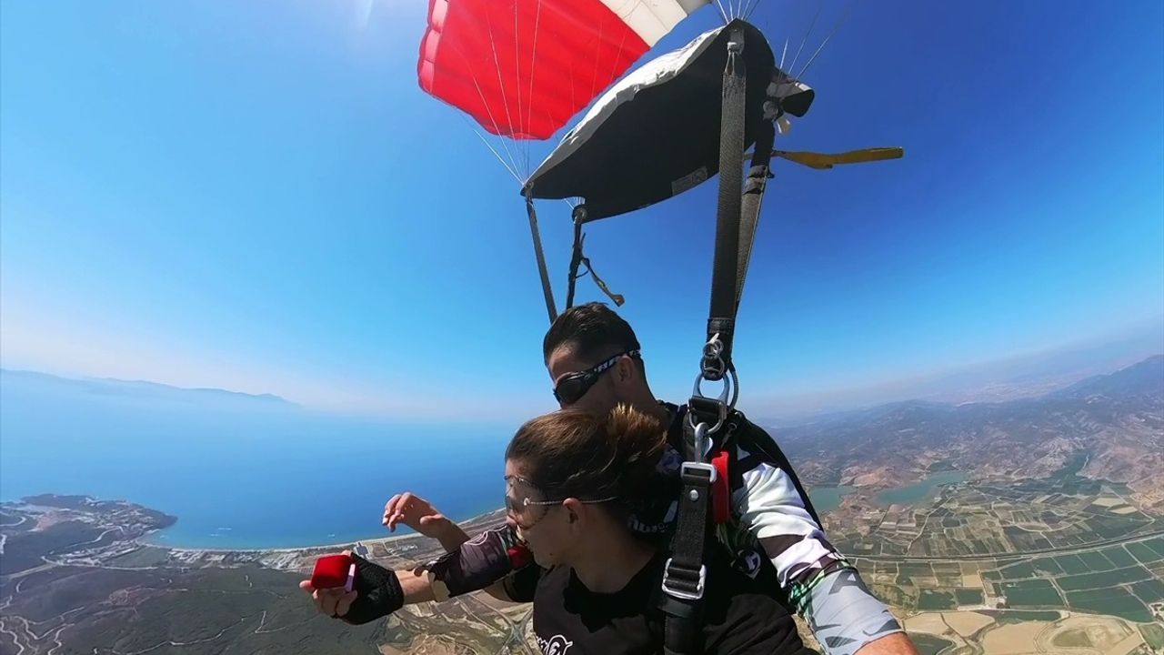 Göklerde Aşk: Paraşüt Eğitmeni Evlilik Teklifi Yaptı