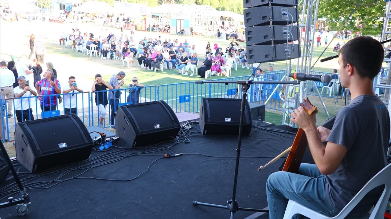 Görme Engelli Genç Emirhan Bülbül'ün Kemençe ile Hayatını Aydınlatışı