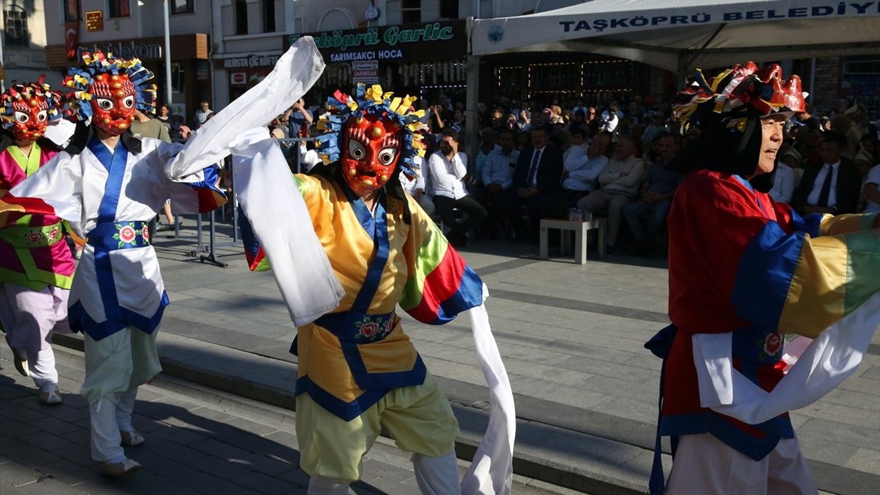 Güney Kore Ekiplerinden Renkli Gösteri: Taşköprü’de Toplu Sünnet Töreni