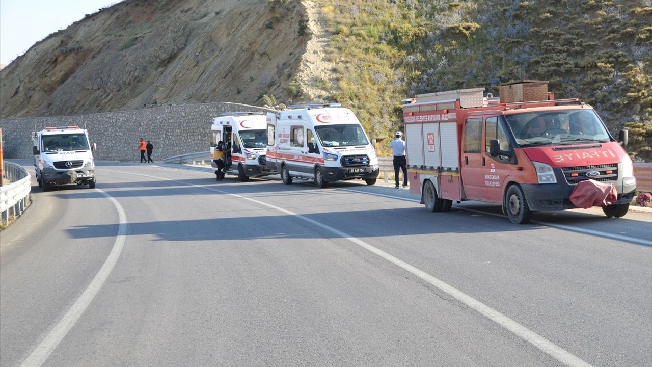 Hakkari'de Şarampole Devrilen Araçta 1 Kişi Hayatını Kaybetti