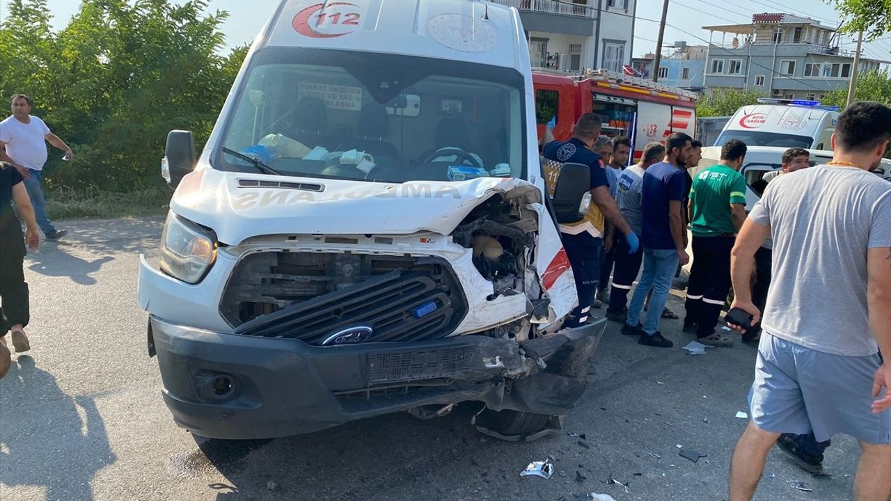 Hatay'da Ambulans ve Ticari Araç Çarpıştı: 9 Yaralı