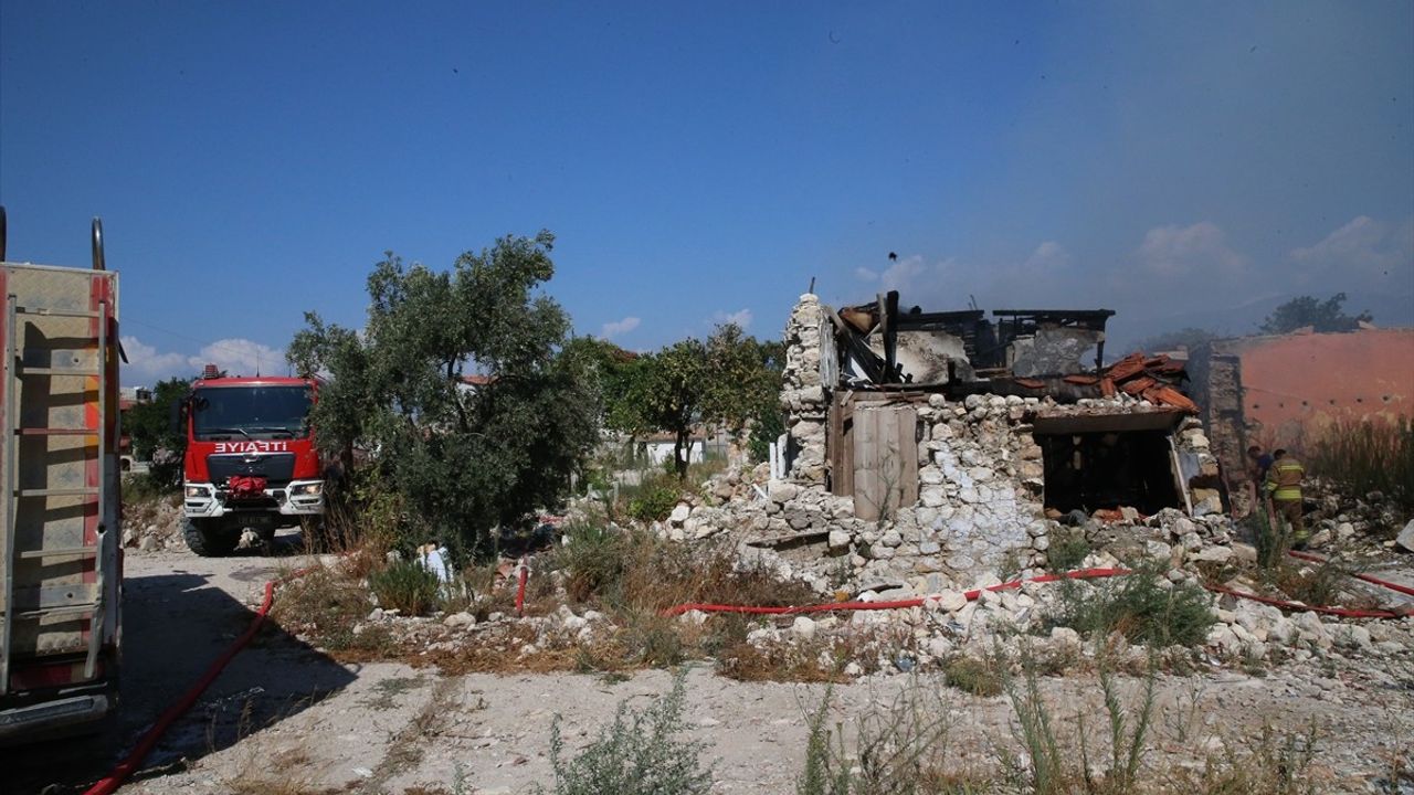 Hatay'da Boş Bir Binada Yangın Çıktı