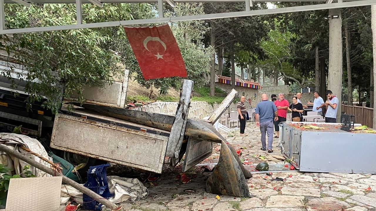 Hatay'da Freni Arızalanan Kamyonet Kooperatif Bahçesine Devrildi