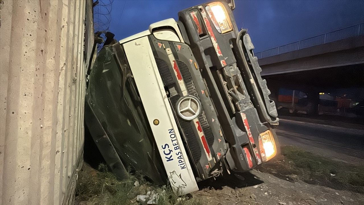 Hatay'da Freni Patlayan Beton Pompası Devrildi